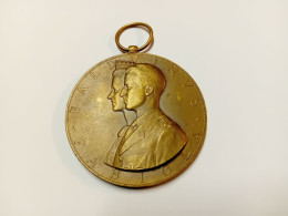 Une Médaille Du Baudouin Et Fabiola - Royal / Of Nobility