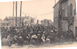 L'ISLE-sur-le-DOUBS (Doubs) - Après Remise Du Drapeau Aux Mutilés La Foule Se Dirige Vers Le Monument Pour Inauguration - Isle Sur Le Doubs