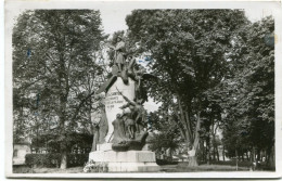 SAINT DIE ( VOSGES) -  LE MONUMENT Aux MORTS En 1950 - - Monuments Aux Morts