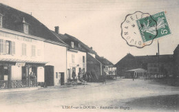 L'ISLE-sur-le-DOUBS (Doubs) - Fontaine Du Magny - Hôtel De Paris - Voyagé 1910 (2 Scans) H. Roland à Censeau Jura 39 - Isle Sur Le Doubs