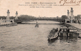 Paris Pont Alexandre III  1° Pierre Posée Par Le Tsar Nicolas  II -   Péniche Piano Bar à Bord - Péniches