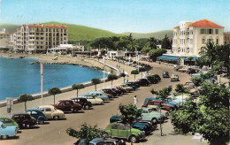 Le Lavandou * La Promenade Et La Plage * Parking * Voiture Ancienne CITROËN 2CV - Le Lavandou