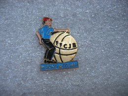 Pin's Du Comité Départemental Du Ht-Rhin De Pétanque Et Jeu Provençal, Club De L'entreprise Des Pistons De Colmar - Pétanque