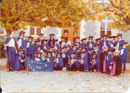 Groupe Folklorique: Union Musicale Les Mousquetaires De L'Avenir De Garchizy (Nièvre) Signée Noël Martignon - Personas