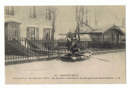 CP VAL D'OISE - ARGENTEUIL - INONDATIONS DE JANVIER 1910-LE FACTEUR EFFECTUANT SA DANGEREUSE DISTRIBUTION - Überschwemmungen