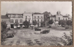 CPSM 86 - MIREBEAU En POITOU - Place De La République ( Côté Nord ) - TB PLAN CENTRE VILLAGE TB AUTOMOBILES HOTEL - Mirebeau