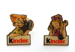 2 Pin's Famille Kinder Ferrero 1993 - Pin's