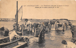 17-CHATELAILLON- PLAGE- LES BOUCHOLEURS CHARGENT LES PANIERS DE MOULES AMENES PAR LES CANOTS POUSSES PAR LE FLUX - Châtelaillon-Plage