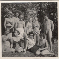 RÉAL PHOTO ORIGINALE DES JEUNES FEMMES  EN MAILLOTS DE BAINS ET  HOMMES EN TORSE-NU 1953 - Places