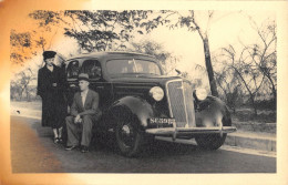 CPA SENEGAL CARTE PHOTO AVEC DES COLONS DEVANT UNE VOITURE ANCIENNE - Sénégal