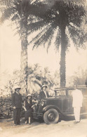 CPA SENEGAL CARTE PHOTO AVEC DES COLONS DEVANT UNE VOITURE ANCIENNE AVEC LEUR SERVITEUR - Sénégal