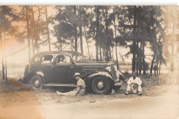 CPA SENEGAL CARTE PHOTO AVEC DES COLONS DEVANT UNE VOITURE ANCIENNE AVEC LEUR SERVITEUR - Sénégal