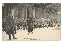 CP PARIS 75001 - LA MANIFESTATION DU 1er MAI A PARIS - LES TROUPES AU REPOS - ECRITE EN 1906 - Manifestazioni