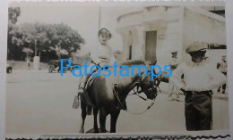 207539 ARGENTINA BUENOS AIRES PARQUE CHACABUCO COSTUMES BOY A HORSE PHOTO NO POSTAL POSTCARD - Argentine