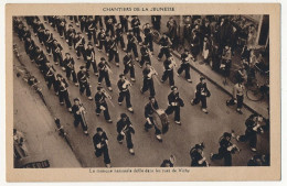 CPA - VICHY (Allier) - Chantiers De La Jeunesse - La Musique Nationale Défile Dans Les Rues De Vichy - Vichy