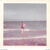 PHOTO ANCIENNE Homme Torse Nu En Maillot De Bain Swimsuit " Mer # Plage - 90X90 - Anonymous Persons