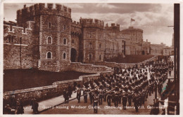 CPA  TAXE TAX ANGLETERRE -  WINDSOR CASTLE In 1933 - Guard Leaving (showing HENRI VII Gateway) Musiciens - Windsor Castle