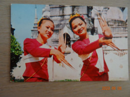 LONG HAND NAILS DISPLAYING DANCE AT CHIENGMAI - Thaïlande