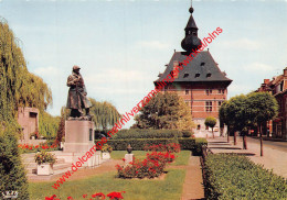 Monument De La Guerre Et Hôtel De Ville - Visé - Wezet