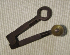 LLAVE FIJA PLEGABLE DE HIERRO Y BRONCE (FERROCARRIL,TREN, TRANVIA) - Ferronnerie