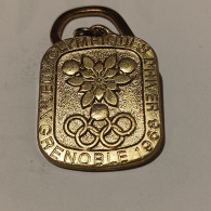 Porte Clé Rare En BRONZE - Jeux Olympiques D'hiver GRENOBLE 68. Objet Souvenir, Médaille, Badge, Pin's. - Abbigliamento, Souvenirs & Varie