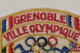 Écusson Des Jeux Olympiques De Grenoble 68; Objet Souvenir. - Uniformes Recordatorios & Misc