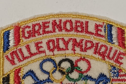 Écusson Des Jeux Olympiques De Grenoble 68; Objet Souvenir. - Bekleidung, Souvenirs Und Sonstige