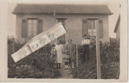 SAVIGNY Sur ORGE - On Pose Devant La Maison Située 17 Avenue Paul Sumien ( Carte Photo ) - Savigny Sur Orge