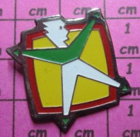 513d Pin's Pins / Beau Et Rare / AUTRES / SILHOUETTE SUR UN CARRE JAUNE ET ROUGE - Sailing, Yachting