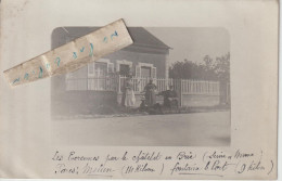 LES ECRENNES Par LE CHÂTELET En BRIE - On Pose Devant Une Maison  ( Carte Photo Très Particulière ) - Sonstige & Ohne Zuordnung