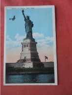 Airplane Flying  By   Statue Of Liberty.  New York > New York City > Statue Of Liberty.   Ref 6095 - Statue De La Liberté