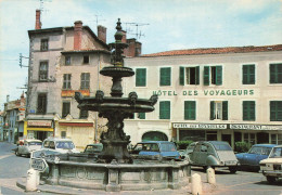 Billom * Hôtel Des Voyageurs , Place Thomas Et Fontaine * Automobile Citroën 2cv * Autos - Sonstige & Ohne Zuordnung