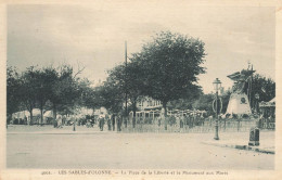 Les Sables D'olonne * La Place De La Liberté Et Le Monument Aux Morts * Fête Foraine ? - Sables D'Olonne