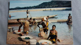 CPSM AFRIQUE EN COULEURS HOA QUI 4025 LESSIVE DS LA RIVIERE DONT UNE  SEINS NUS  FOLKLORE D AFRIQUE NOIRE  ETHNIQUE - Non Classés