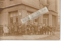 VIRY- CHÂTILLON - Que D'enfants Qui Posent  Devant Le Salon De Coiffure  - Maison RAOUL  (  Carte Photo ) - Viry-Châtillon