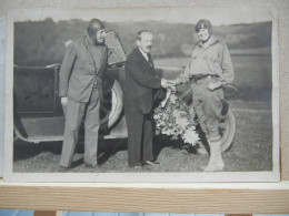 VERVIERS (REPORTAGES LE COSTY- PHOTO DE LA REMISE D'UN BOUQUET AUX VAINQUEURS (?) D'UNE COURSE AUTO-BE - Verviers