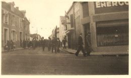 Surgères * Photo Ancienne 1935 * Le Défilé , Rue De Marans * 11x7cm - Surgères