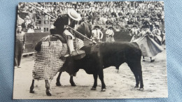 CPA CPSM  TAUREAU CORRIDA ARENES TORERO TOREADOR FIGURE COUP DE PIQUE   FOTO PENFEL  TIMBRE ENLEVE - Toros