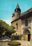 65 - Campan - L'Eglise (XVIe Siècle) Et Le Monument Aux Morts - Campan