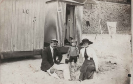 Photographie - Famille Devant Une Cabine De Bain A Dinard En Aout 1913 - Carte Postale Ancienne - Photographs