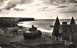 Arromanches * Contre Jour Sur Le Port Winston * Tank Char Blindé - Arromanches