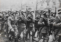 Photo Repro. Juillet-Septembre 1941 - Défilé Des Troupes Allemandes Sur Les Champs-Elysées - TBE - Guerre, Militaire