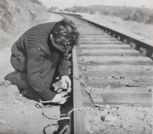 Photo Repro. Préparation De Sabotages De Voies Ferrées Par Des Résistant - TBE - Guerre, Militaire