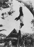 Photo Repro. Répression Allemande En Bretagne à Gouarec - Après Avoir été Torturé Ce Maquisard Est Pendu Par Les Pieds - Guerra, Militari