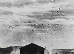 Photo Repro. Le 14 Juillet Sur Vassieux-en-Vercors Parachutage Massif D'Armes Et D'Equipement Attendu Par Le Maquis -TBE - Krieg, Militär