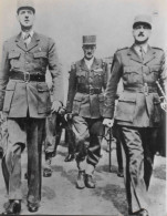 Photo Repro. Sont Réunis Dans La Capitale Les 3 Grands Soldats De La Résistance - De Gaulle , Leclerc , Koenig - TBE - Guerra, Militari