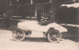 Photographie - Photo D'un Homme Dans Une Voiture Ancienne - Automobile A Identifier - Carte Postale Ancienne - Fotografia
