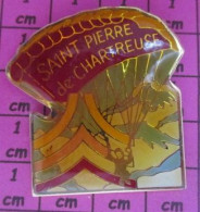 811a Pin's Pins / Beau Et Rare / SPORTS / Grand Pin's PARACHUTISME ST PIERRE EN CHARTREUSE - Fallschirmspringen