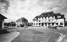 Franceville * La Rue De Paris Et L'hôtel Des Pins * Automobile Voiture Ancienne - Other & Unclassified