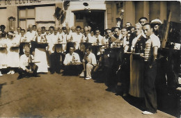 Delcampe - COURSE DE GARCONS DE CAFE  - Carte Photo à Situer ???  ( Bouteille Et Chapeau Cinzano  ) - Cafés